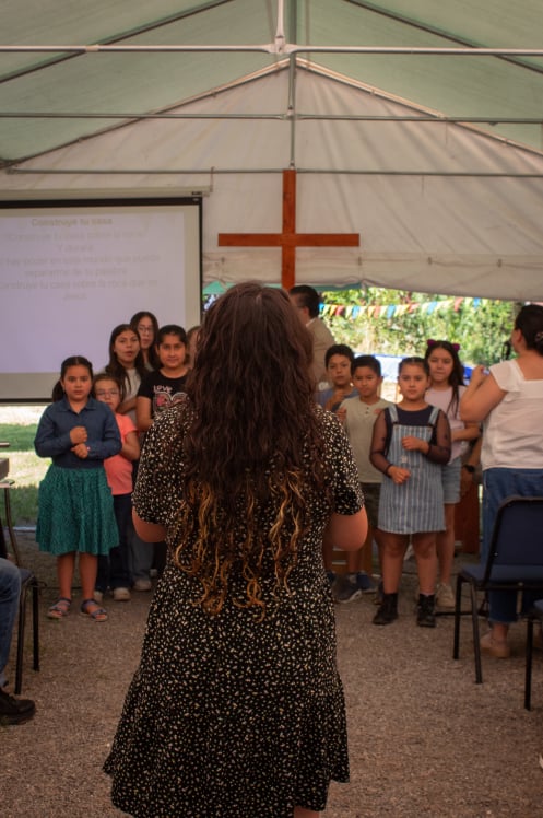 Niños Cantando en Iglesia Puente de Vida